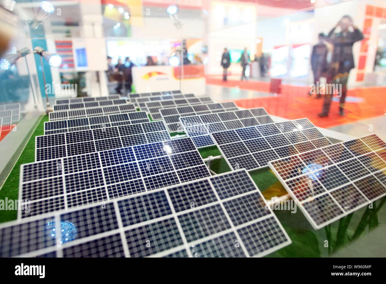 Modelos de paneles solares son vistos en la pantalla en la 7ª Feria de la  Industria Fotovoltaica AsiaSolar 2012 en Shanghai, China, 21 de marzo de  2012. Más de 8 Fotografía de stock - Alamy