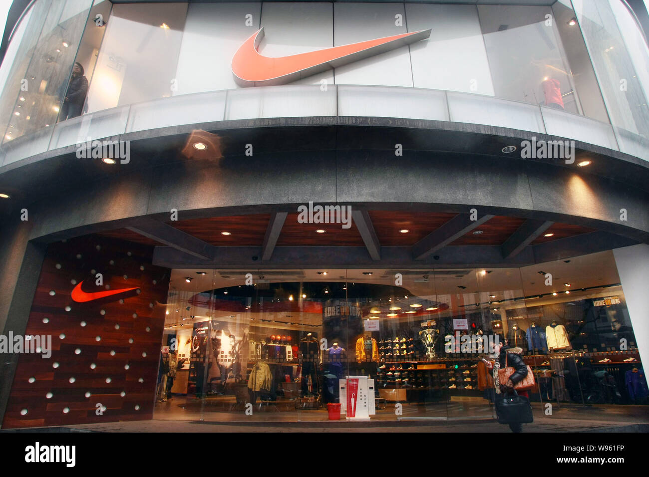 File--un peatón camina pasado una tienda Nike Sportswear en Shanghai, China, 10 de febrero de 2012. Recientemente, mucha de la atención se ha centrado en que bra Fotografía de stock - Alamy
