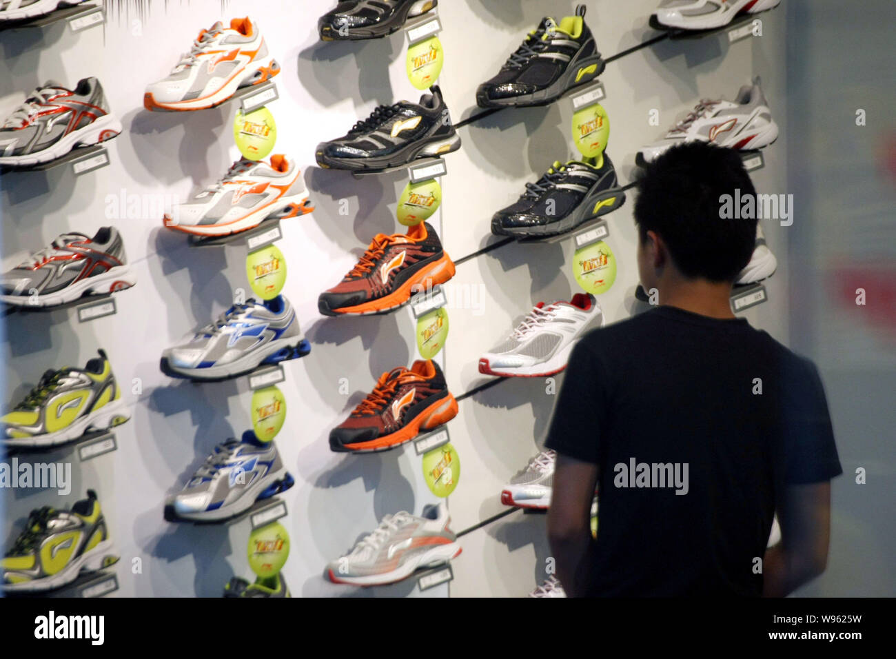 FILE--Un cliente tiendas de calzado deportivo en una tienda de ropa  deportiva Li-Ning en Shanghai, China, 12 de julio de 2011. La marca de ropa deportiva  chino Li Ning anunció Fotografía de