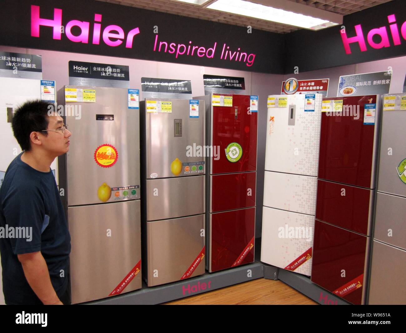 File -- Un cliente chino tiendas para una nevera Haier en una tienda de  electrodomésticos en