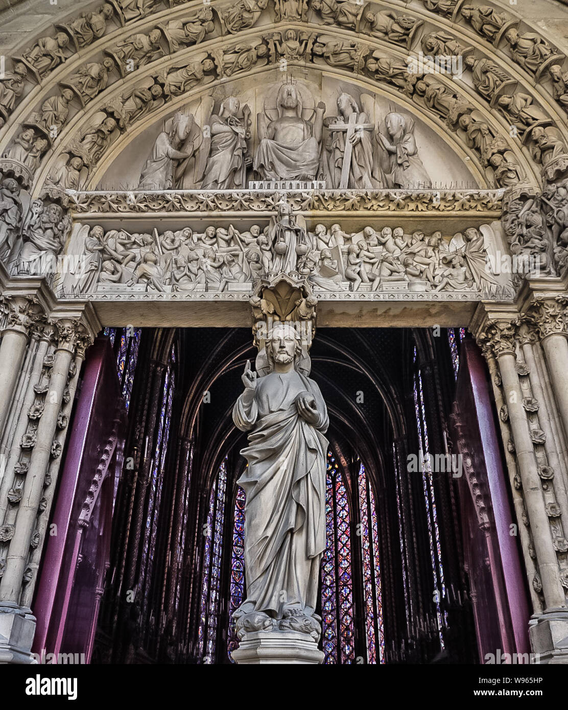 París, Francia - Agosto 3,2019: vista exterior de la Sainte-Chapelle, una capilla de estilo gótico en el centro de la ciudad Foto de stock