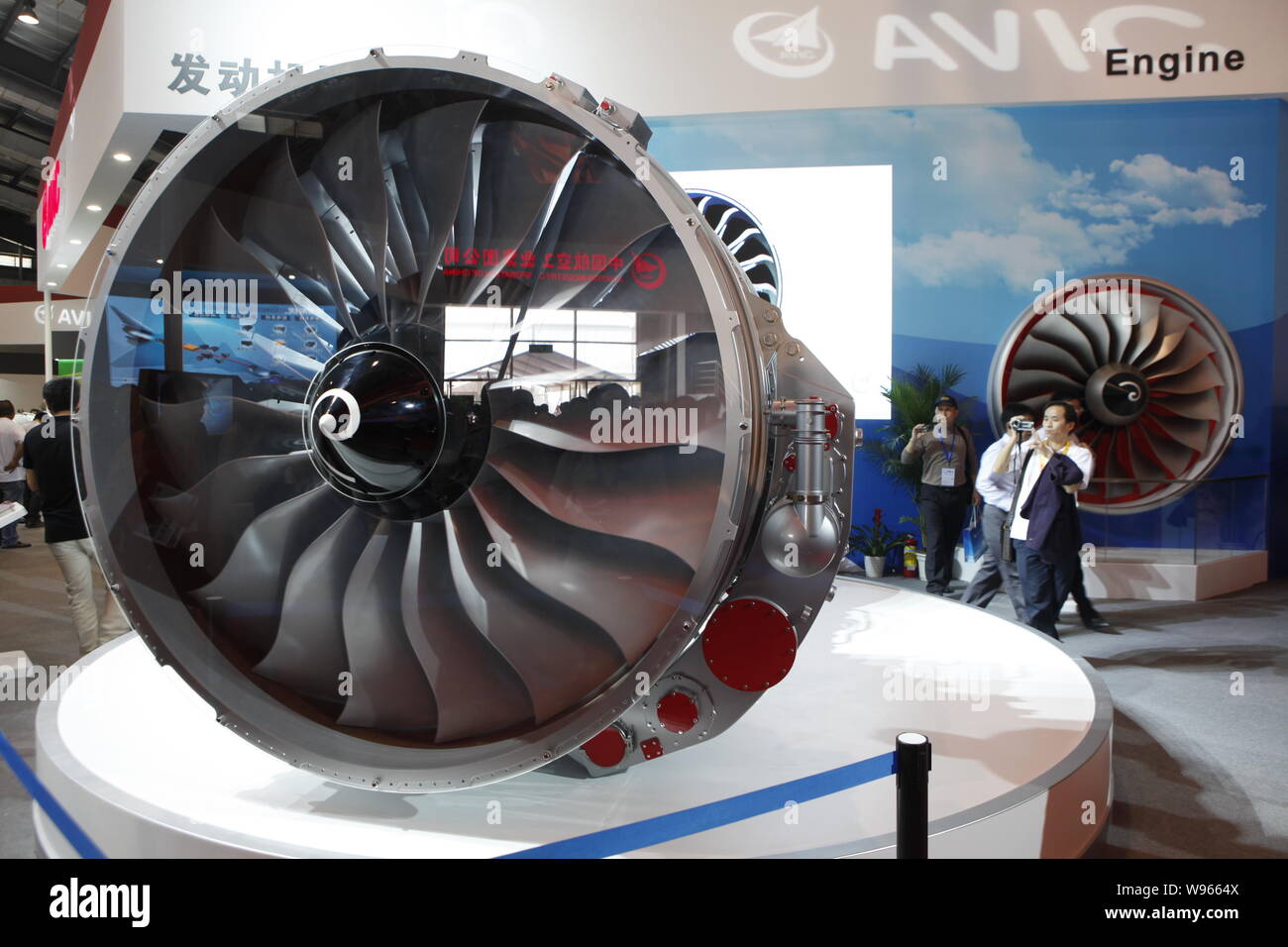 Un modelo de CJ-1000un alto ratio de derivación del motor de turborreacción se muestra en el stand de AVIC (Aviation Industry Corporation de China) durante la 9Ch Foto de stock