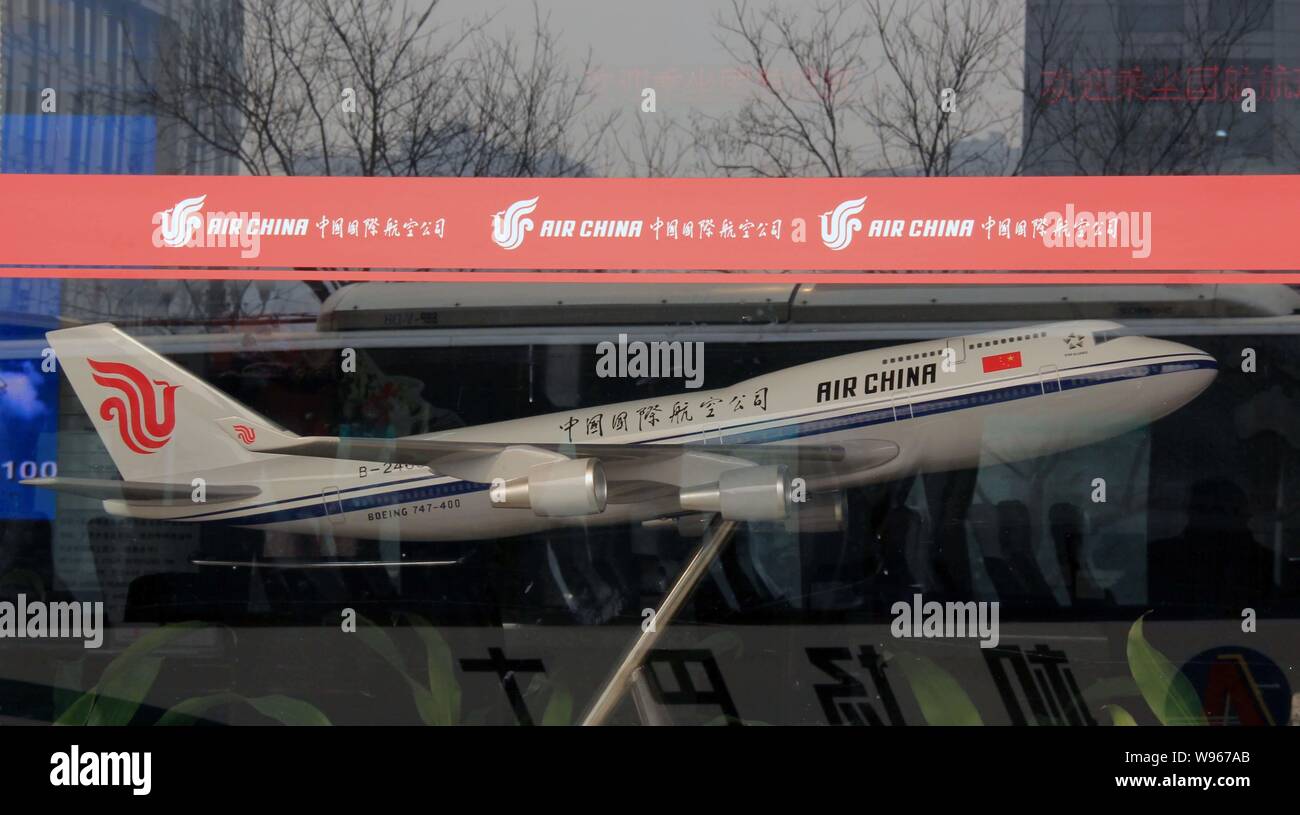 --File--un modelo de avión de Air China se ha visto en el edificio de la Aviación Civil en Beijing, China, 22 de febrero de 2011. Air China Ltd. informaron una mayor nitidez- Foto de stock