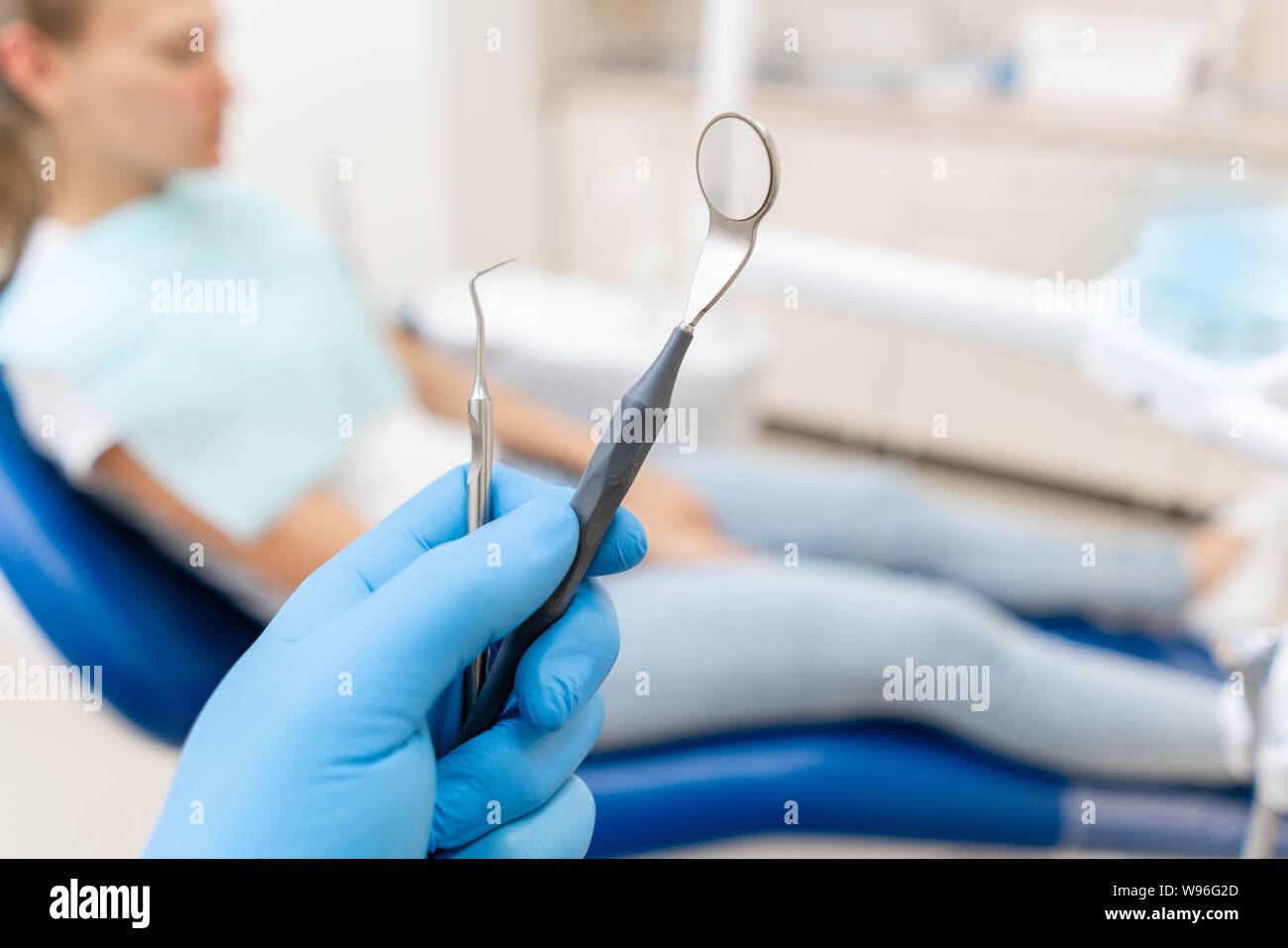 Herramientas de dentista fotografías e imágenes de alta resolución - Página  3 - Alamy