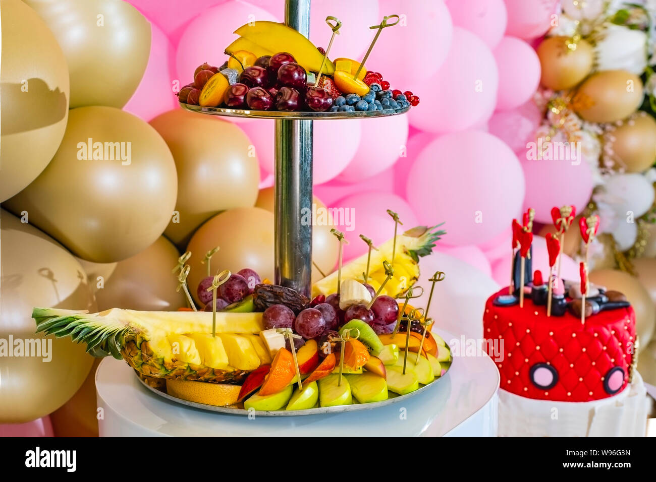 Un Hermoso Pastel Decorado Con Lapices De Labios Y Corazones Para