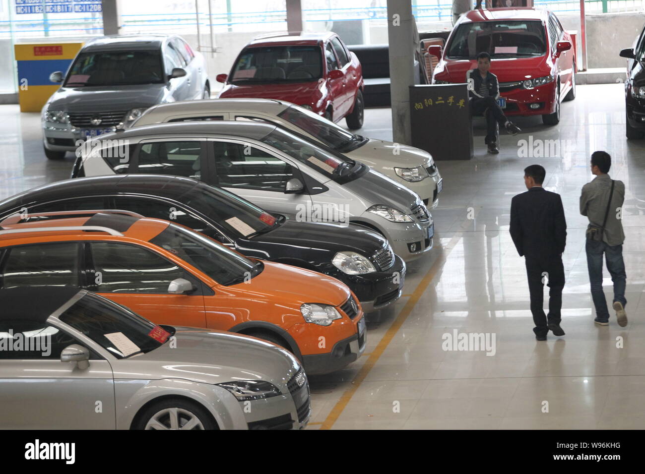 no se dio cuenta Aplicable hazlo plano Archivo-autos usados están a la venta en un mercado de coches de segunda  mano en la ciudad de Wenzhou, provincia de Zhejiang, China Oriental el 16  de noviembre de 2011. Los chinos
