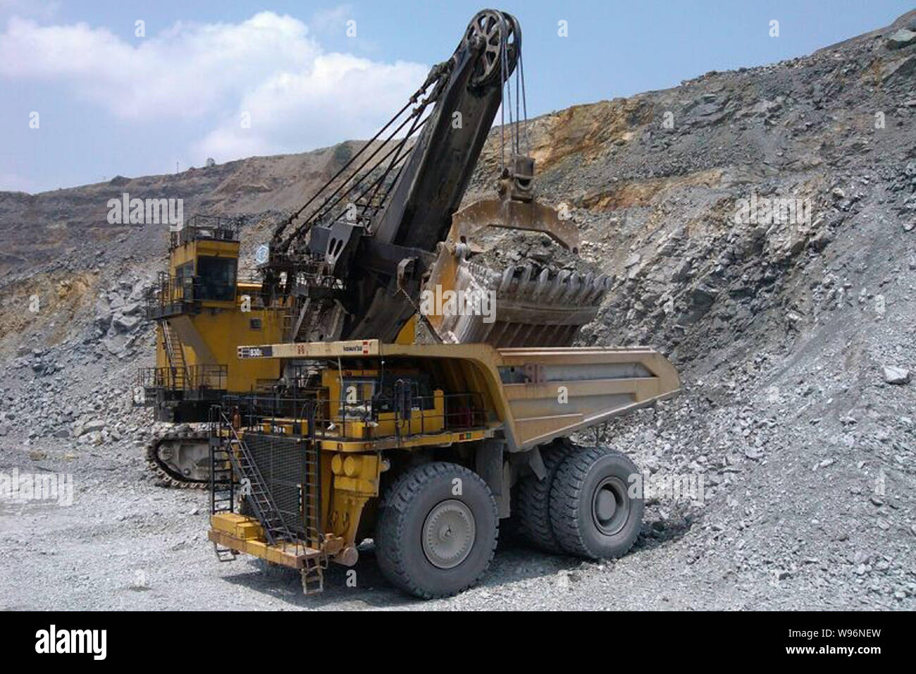 --Archivo-vehículos de ingeniería son visto explotar una mina de cobre en la ciudad Dexing, sudeste de la provincia de Jiangxi, chinas, el 28 de julio de 2012. Las importaciones de unwrou Foto de stock