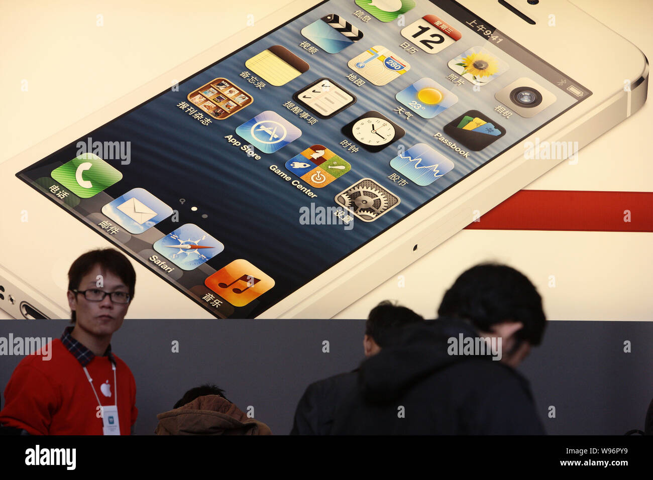 Los clientes probar el iPhone 5 inteligentes en una tienda de Apple en Shangai, China, 14 de diciembre de 2012. Las ventas del iPhone 5 han comenzado en China sobre Frid Foto de stock