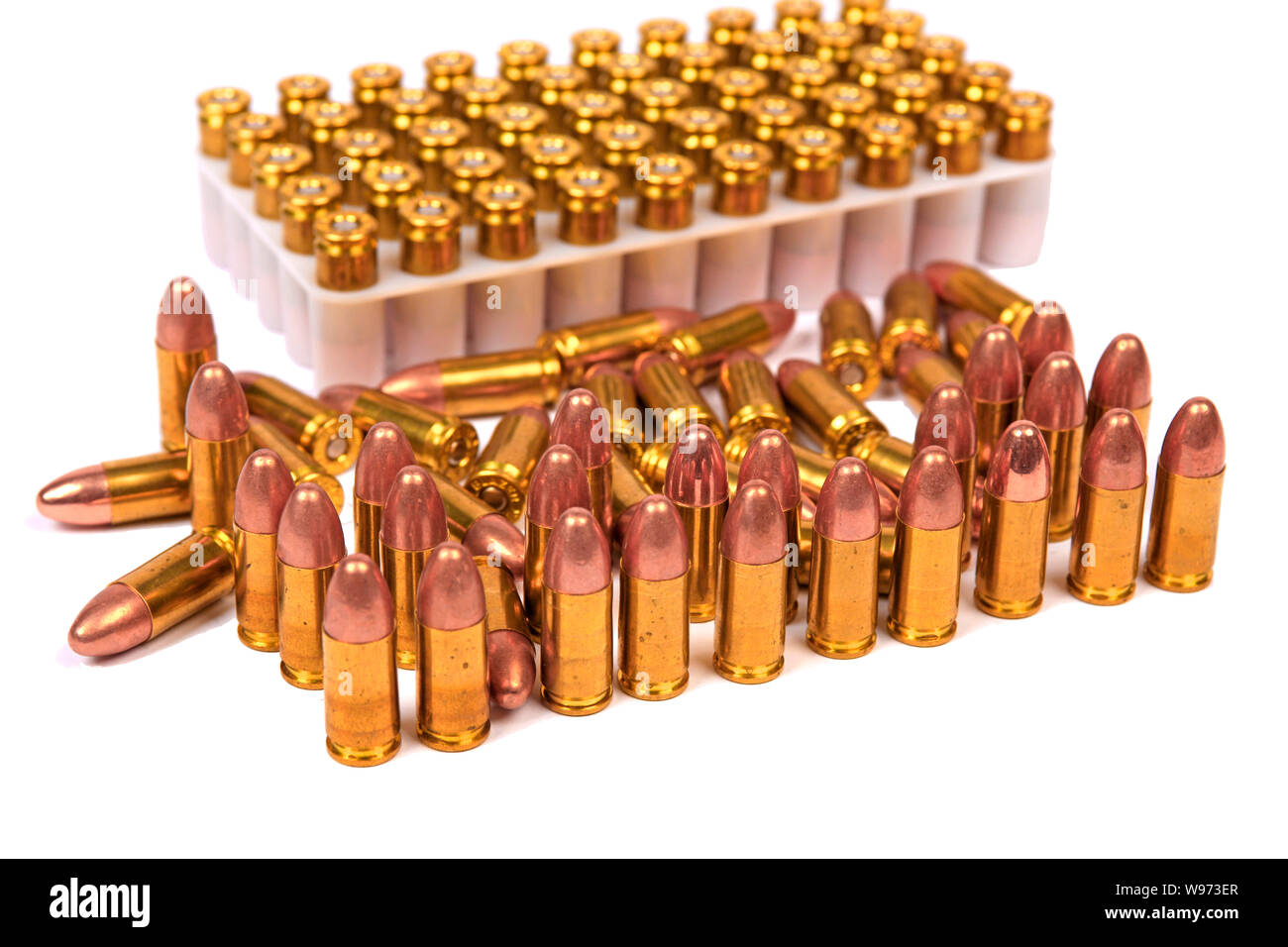100 rondas de 9mm Luger ammuntiion latón con puntas de cobre Foto de stock