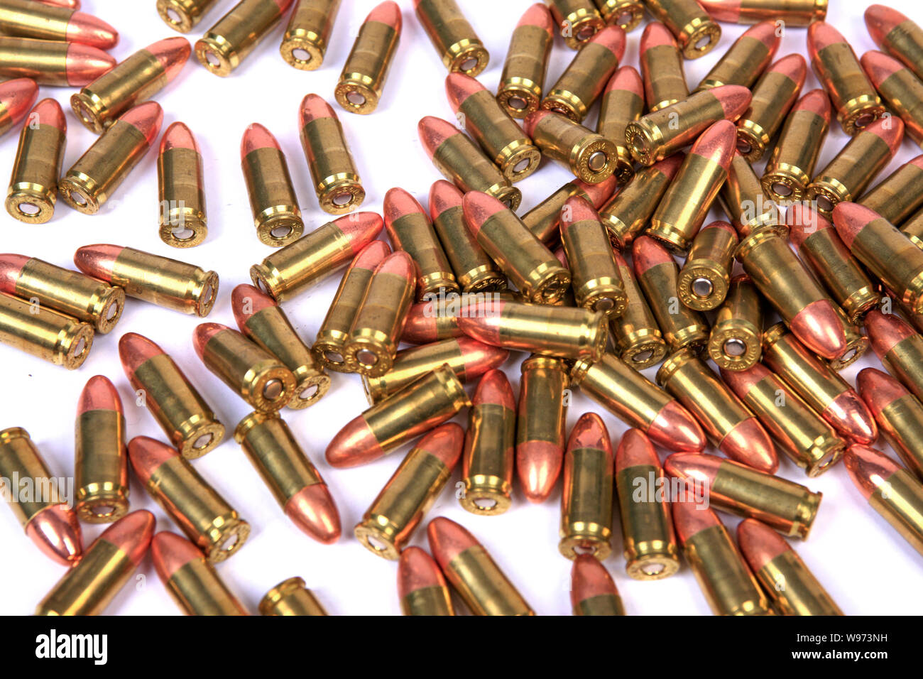 100 rondas de 9mm Luger ammuntion latón con puntas de cobre Foto de stock