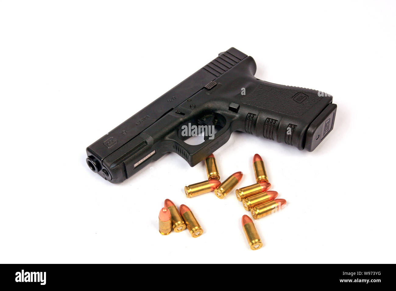 Glock 19 9mm pistola semiautomática con un puñado de 9mm Luger munición Foto de stock