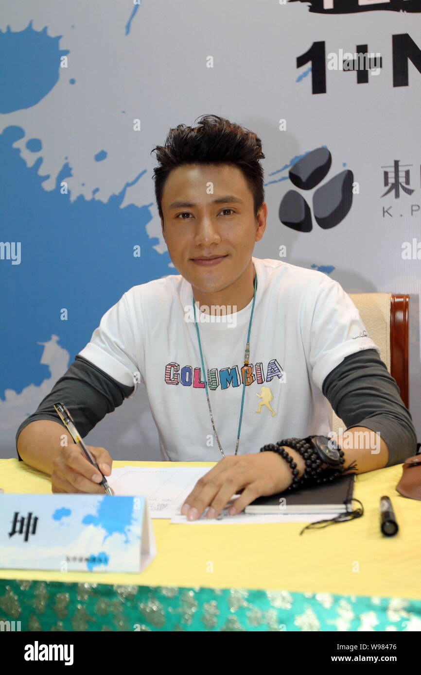 --Archivo-actor chino Chen Kun asiste a una actividad de bienestar público en Beijing, China, 3 de julio de 2011. Yao Chen se ha convertido en la primera persona de Chinas MICR Foto de stock