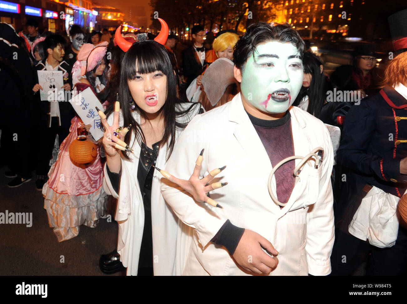 Jóvenes chinos vestidos de ghost y monster trajes y maquillaje desfilan por  las calles durante una fiesta de Halloween en Tianjin, China, 31 de OC  Fotografía de stock - Alamy