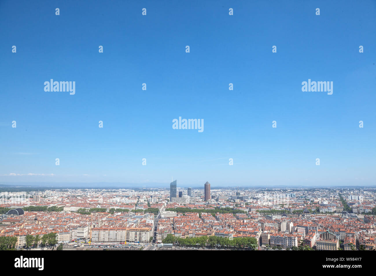 Vista panorámica de la antena con el horizonte de la ciudad de Lyon Lyon rascacielos visibles en el fondo y en el río Saône foregroud, con las calles estrechas de Foto de stock
