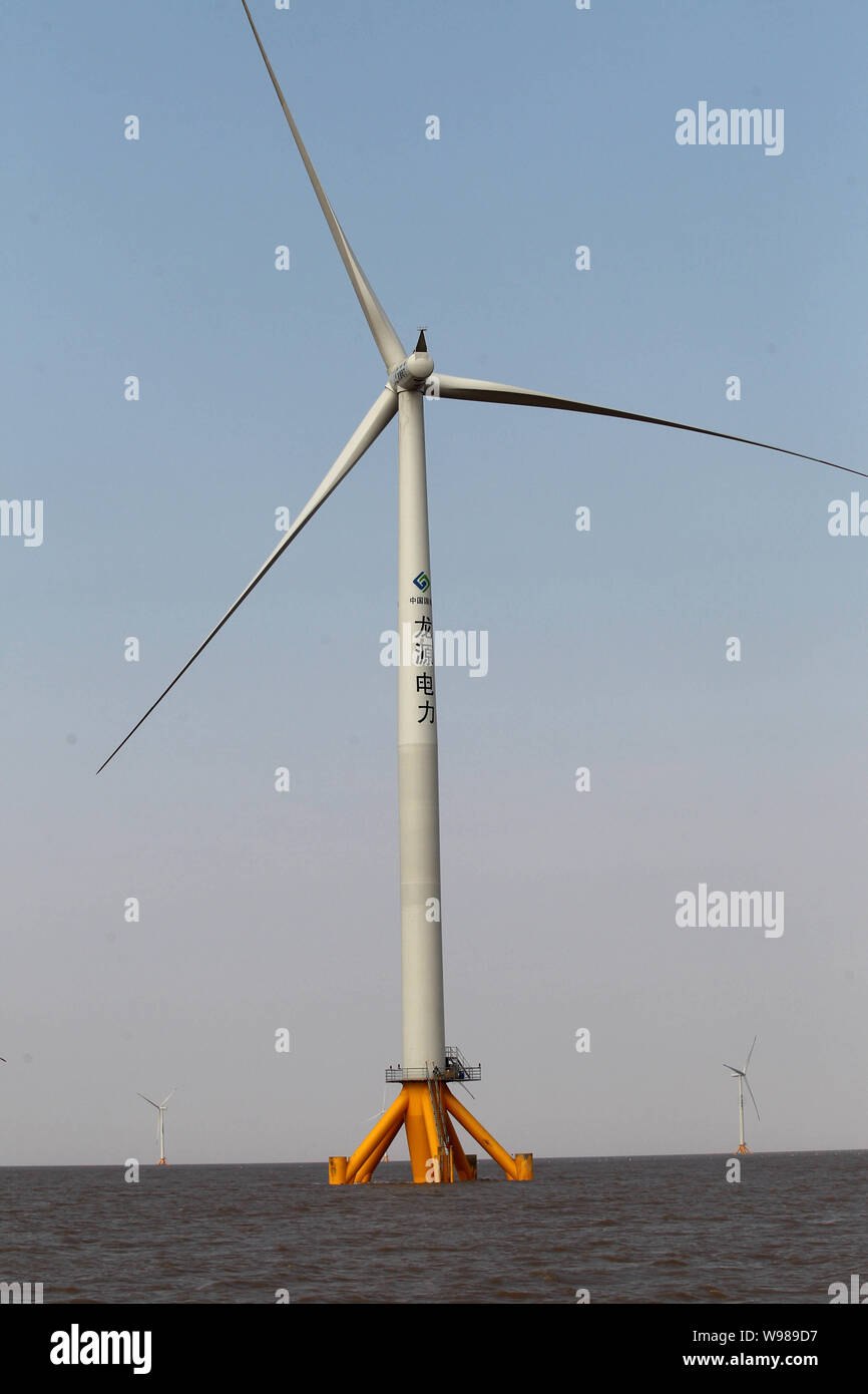 Una torre eólica de China Yuan Long Power Group es visto en Nantong, East Chinas de la provincia de Jiangsu, el 27 de diciembre de 2011. Torre Eólica productores de China y Foto de stock