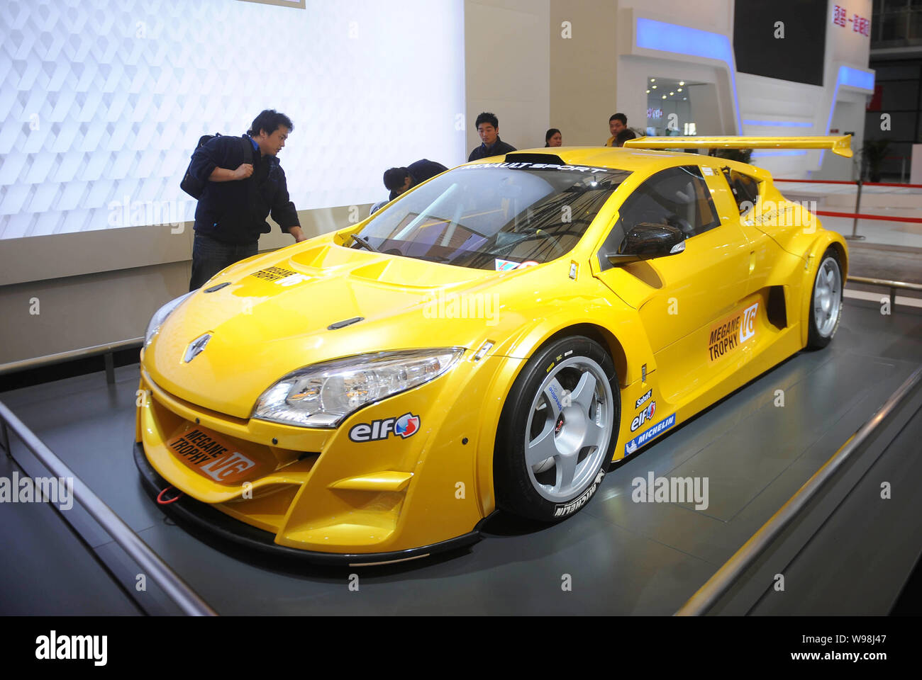 El Renault Megane Trophy V6 se ve en la pantalla antes de la 14ª Exposición  de la industria automovilística internacional de Shanghai, conocida como  Auto Shanghai 2011 Fotografía de stock - Alamy