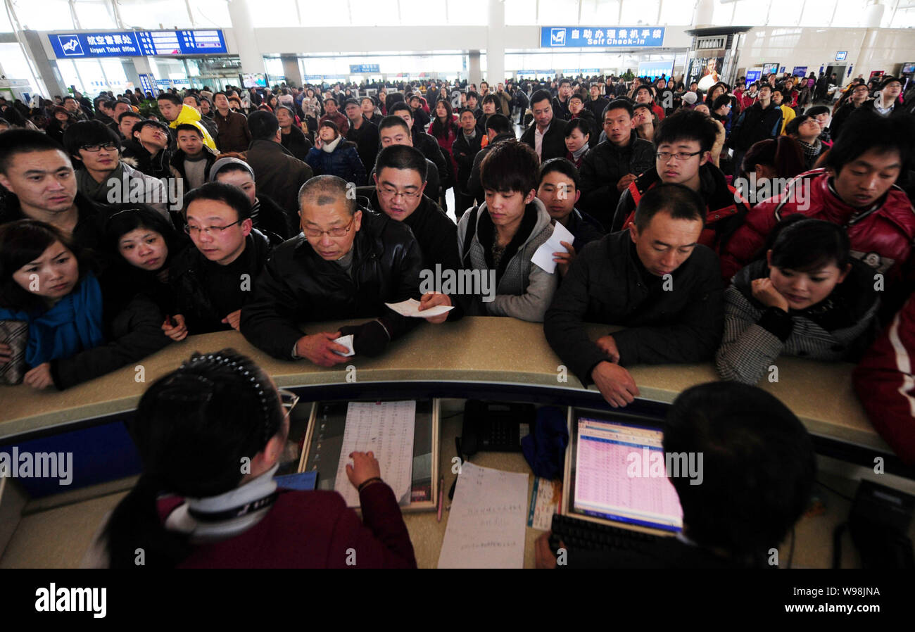 Los pasajeros chino indagar sobre sus vuelos aplazados o cancelados debido a las fuertes nevadas en el Aeropuerto Internacional de Hangzhou Xiaoshan en Hangzhou Foto de stock
