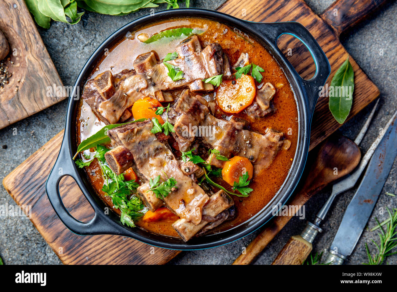 Bourguignon costillas de carne guisada con cebolla, zanahoria en vino tinto  Fotografía de stock - Alamy