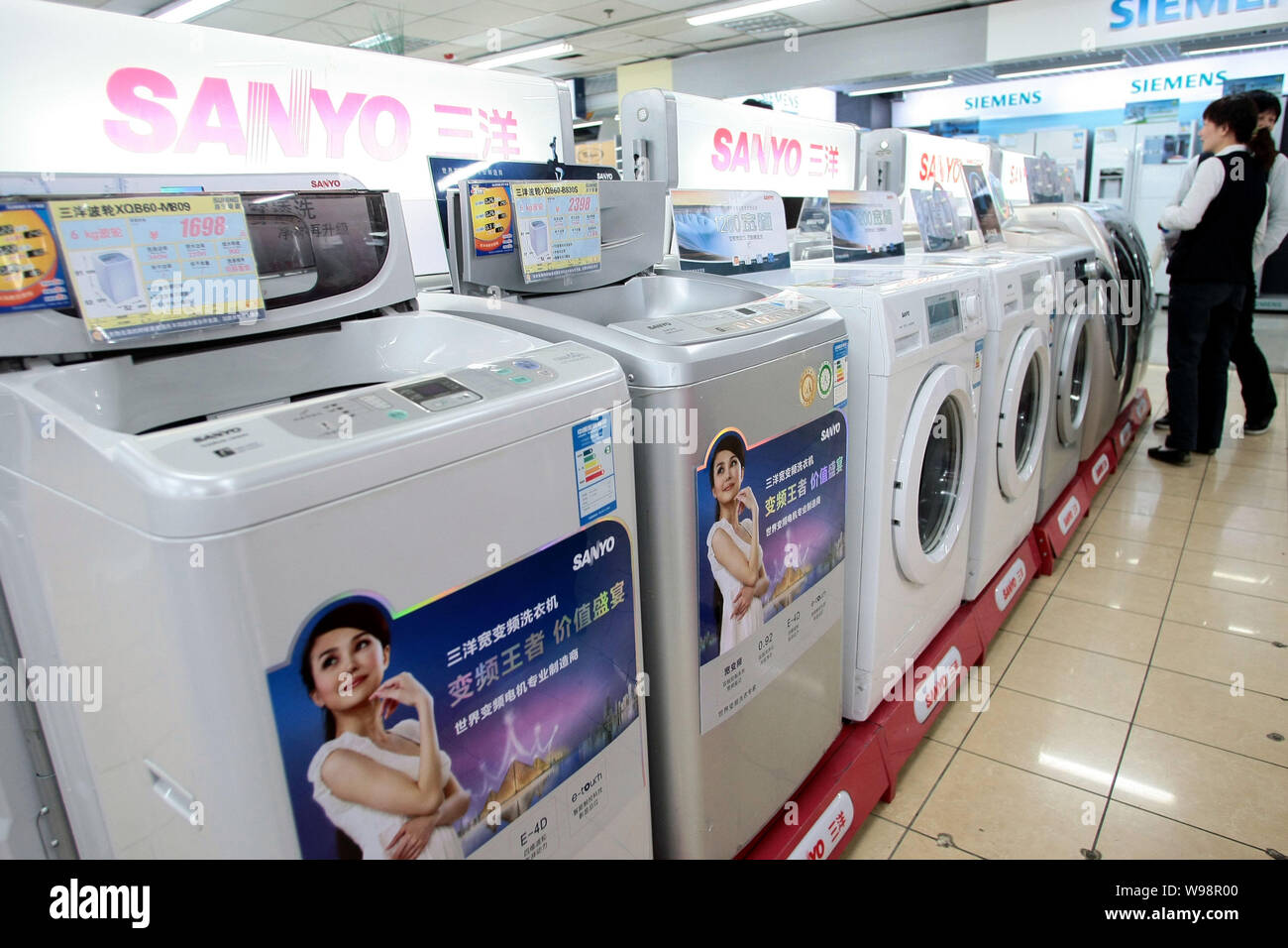 Archivo-Sanyo lavadoras están para la venta en una tienda de  electrodomésticos en Shanghai, China, 23 de marzo de 2011. China  Electronics y electrodomésticos ret Fotografía de stock - Alamy