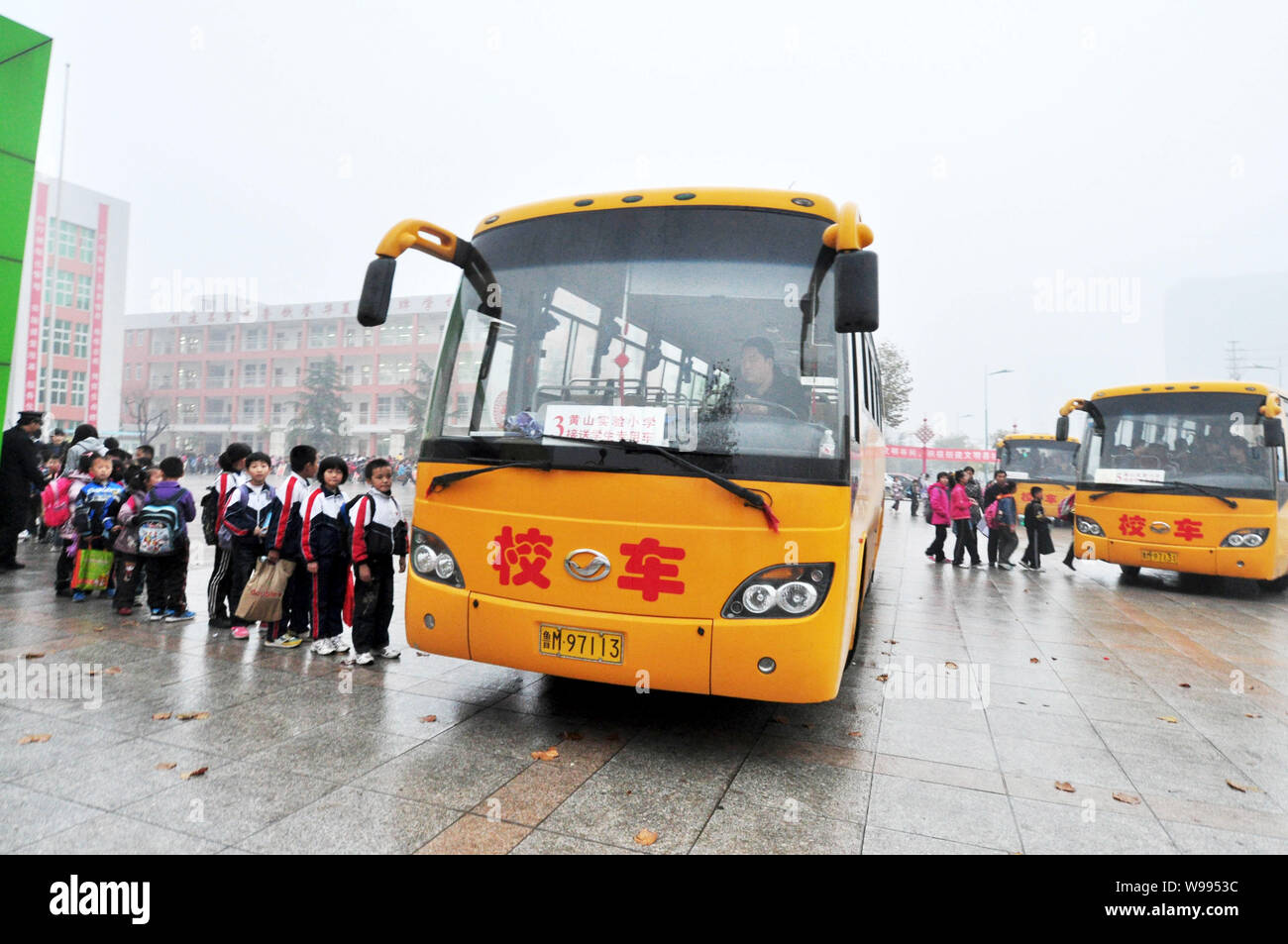 Los alumnos chinos en cola para conseguir en los autobuses escolares en el condado, Zouping Binzhou Ciudad, East chinas en la provincia de Shandong, el 17 de noviembre de 2011. China ha ordenado t Foto de stock