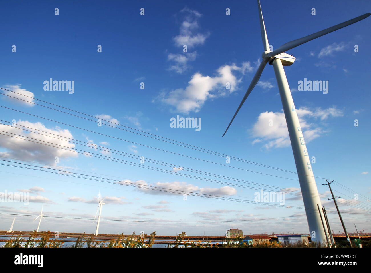 --Archivo-torres eólicas de china Huaneng Group son vistos en Nantong, East Chinas de la provincia de Jiangsu, el 18 de octubre de 2011. Torre Eólica productores de China y V Foto de stock