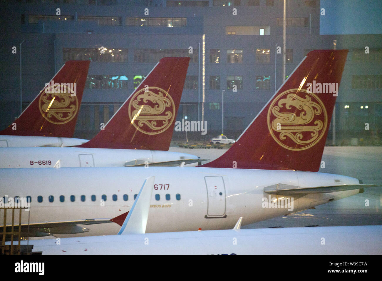 --Archivo-aviones de línea aérea Juneyao son vistos en el aeropuerto de Shanghai Hongqiao en Shanghai, China, 11 de enero de 2011. Chinas Juneyao Airlines fue castigar Foto de stock