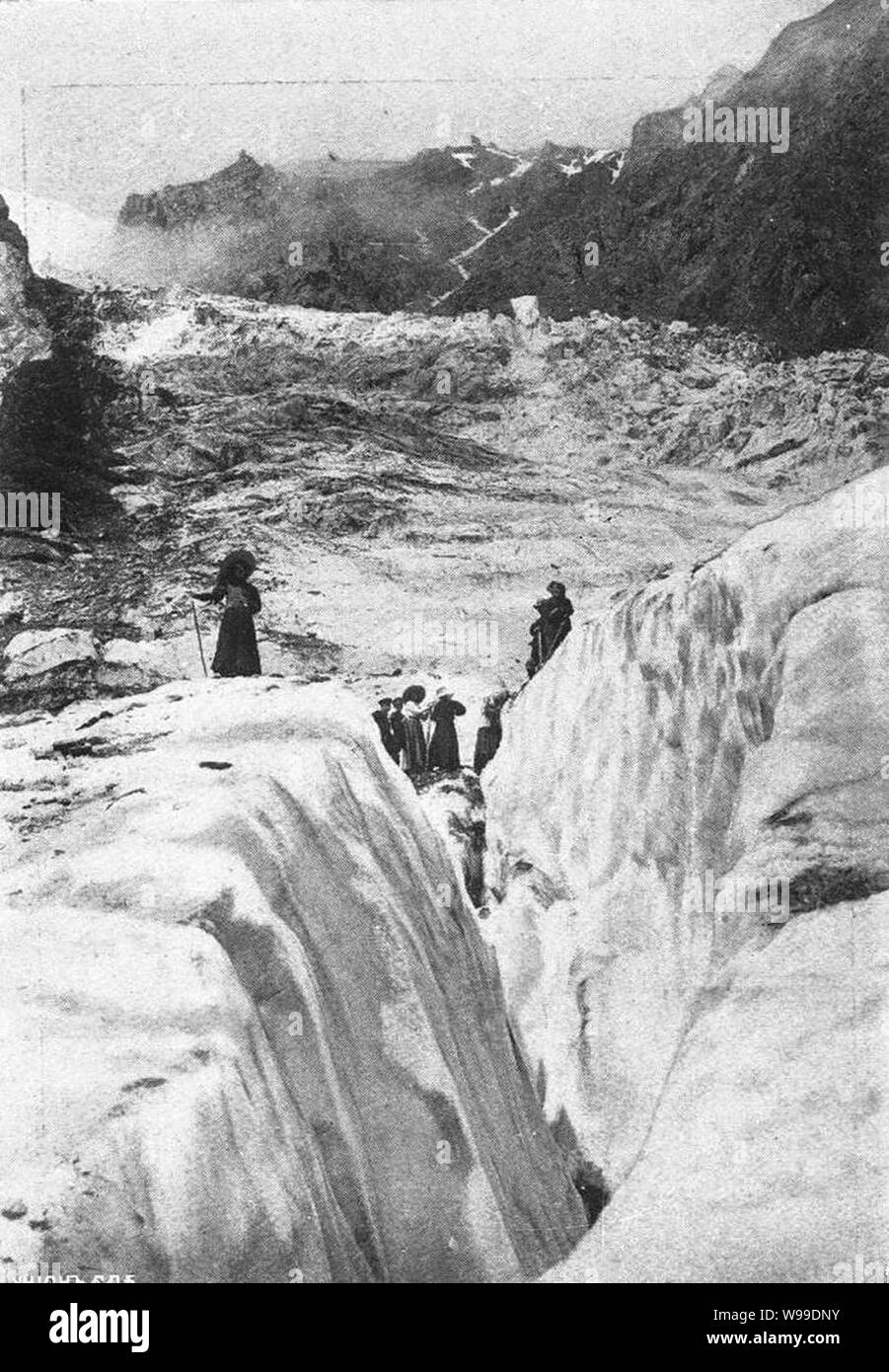 Glaciar Moskvich Devdorak (guía, 1913). Foto de stock