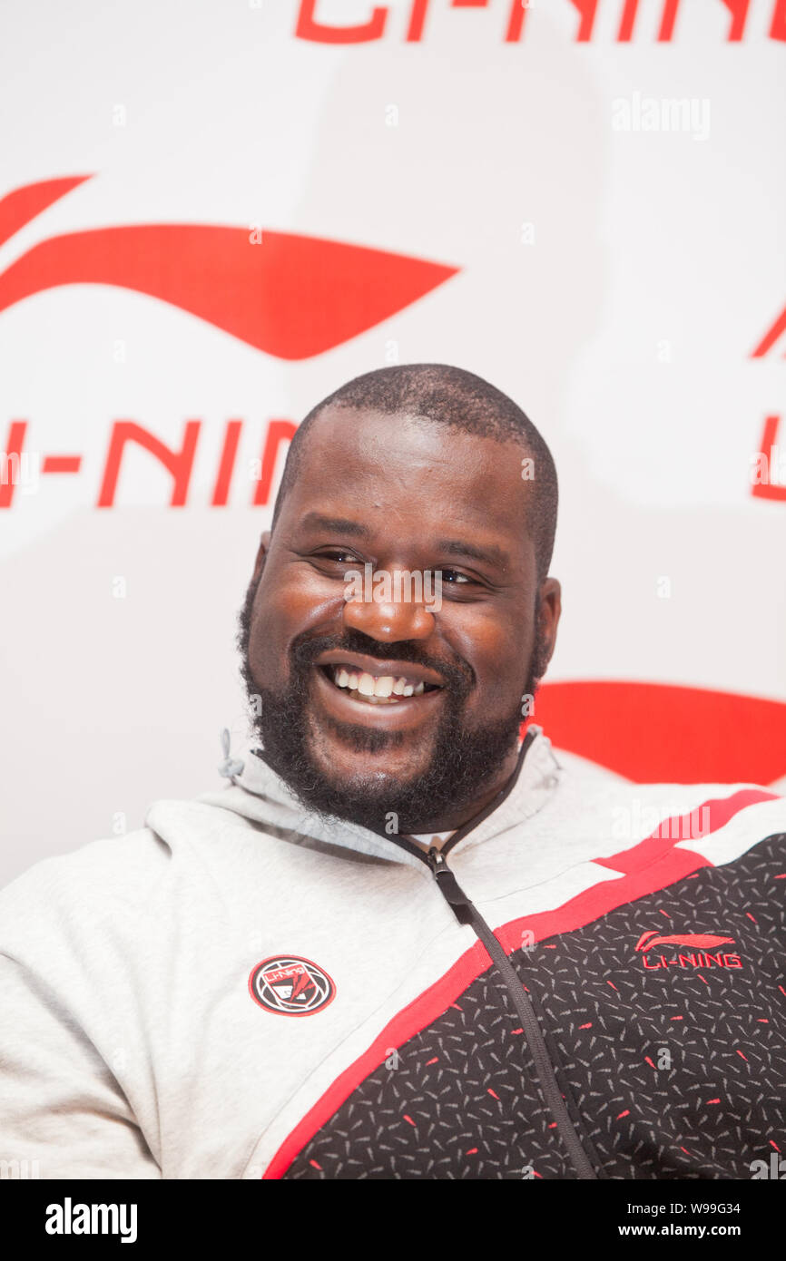 Ex superestrella de la NBA Shaquille ONeal sonríe durante un evento  promocional de la marca de ropa deportiva China Li-Ning en Kunming, en el  suroeste de China Yunnan provinc Fotografía de stock -