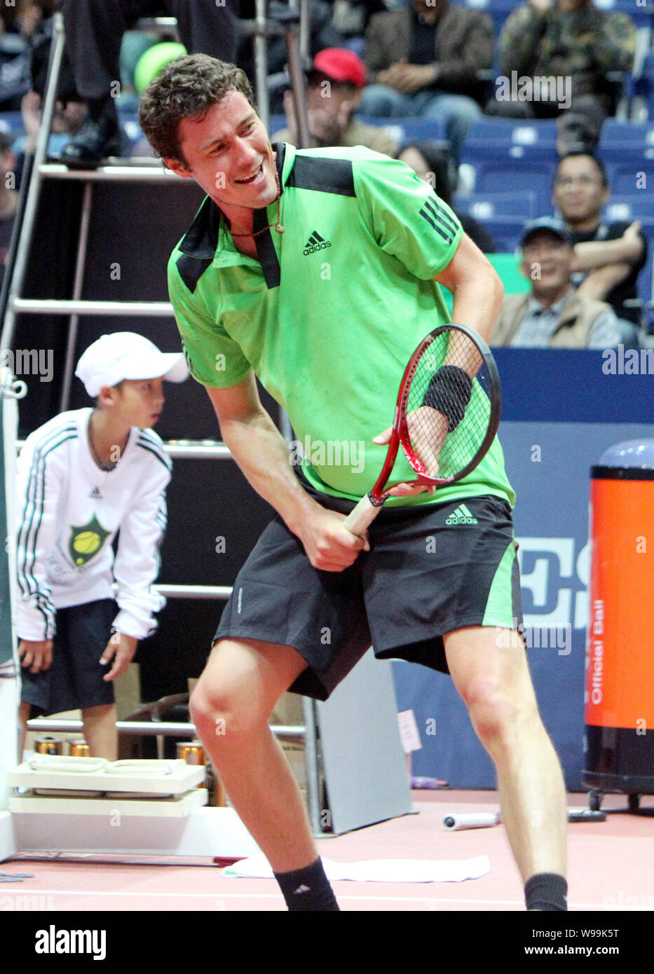 Jugador de tenis Marat Safin de Rusia reacciona durante el 2011 Rise of  Legends juego de exhibición de tenis en la arena de Kaohsiung en Kaohsiung,  Taiwán, enero Fotografía de stock - Alamy