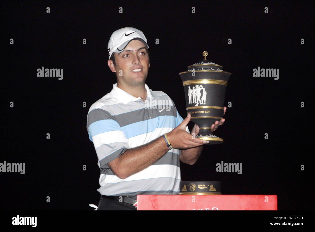 Golfista italiano Francesco Molinari celebra su trofeo durante la ceremonia de entrega de premios de los campeones del torneo de golf HSBC en el Sheshan International Golf C Foto de stock