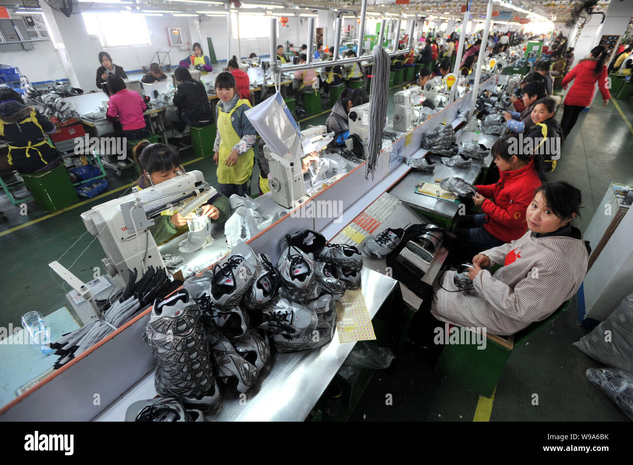Los trabajadores chinos femenina hacer Balance zapatos deportivos en la fábrica calzado de Jiangxi Yu Tai Footwear Company Limited en Poyang ciudad, East Chinas Jiangx Fotografía de - Alamy