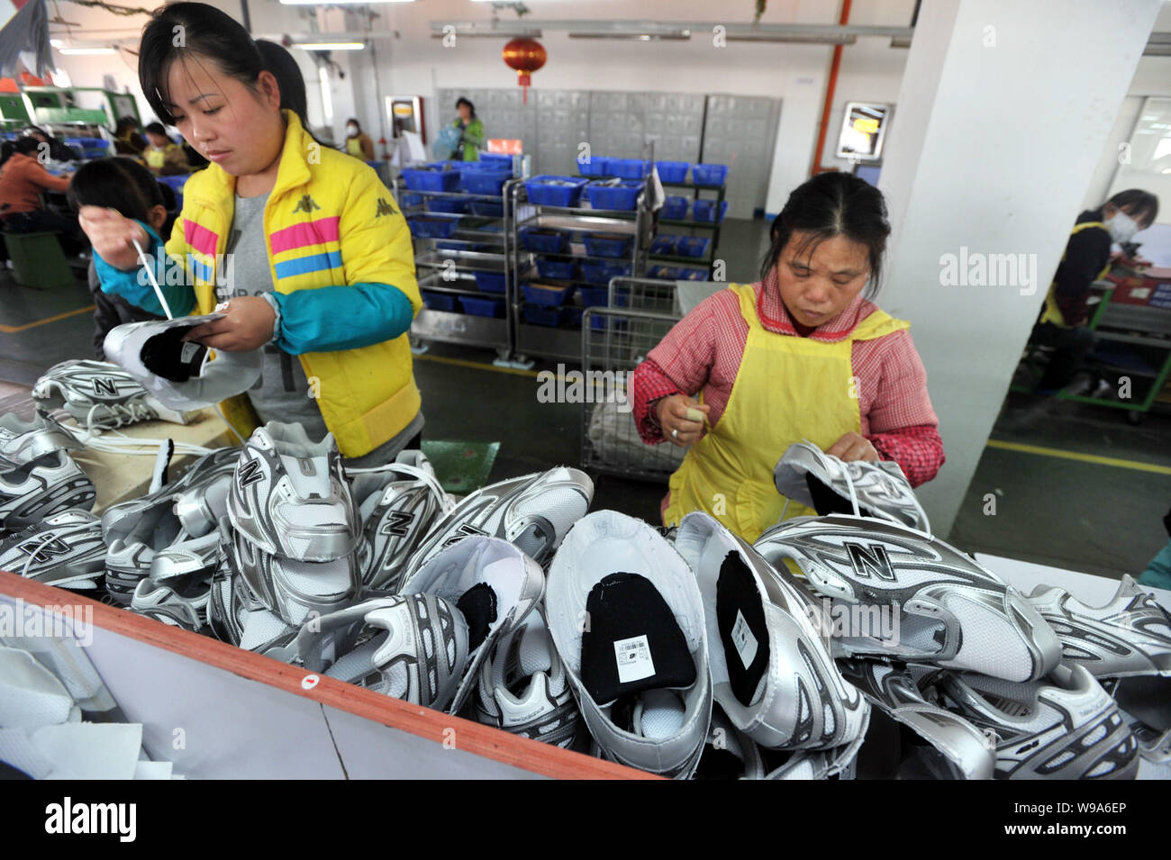 Los trabajadores chinos femenina hacer New Balance zapatos deportivos en la fábrica  de calzado de Jiangxi Yu Tai Footwear Company Limited en Poyang ciudad,  East Chinas Jiangx Fotografía de stock - Alamy