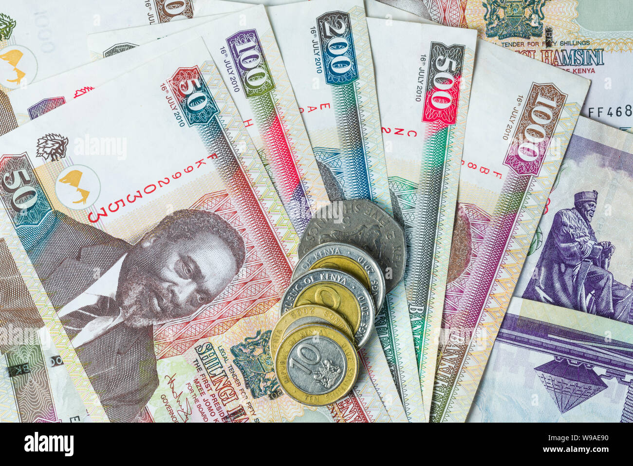 Chelín keniano billetes de banco en varias denominaciones Foto de stock