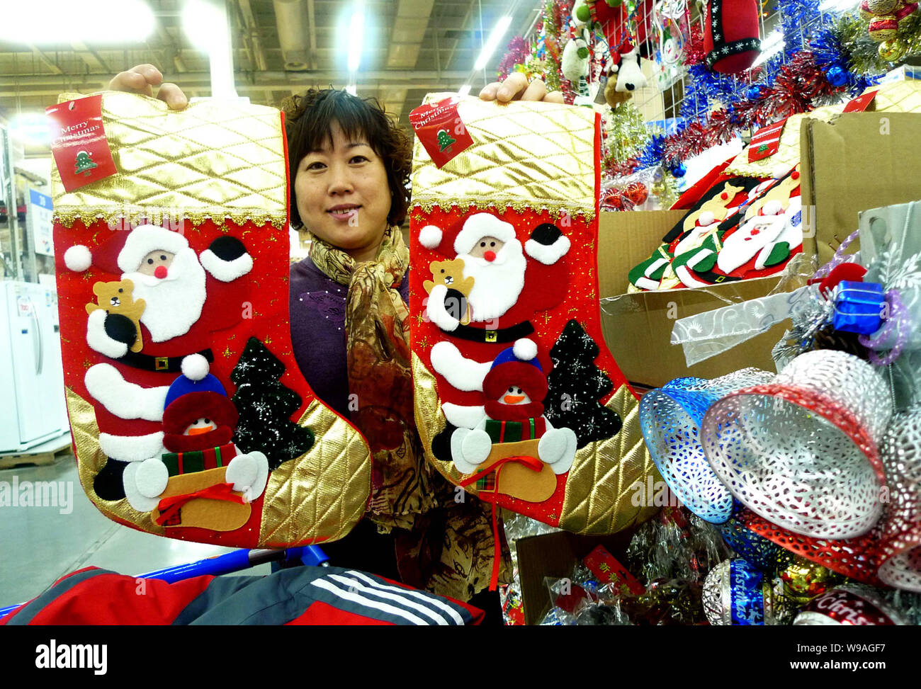 Un cliente chino tiendas de calcetines de Navidad en un supermercado en  Beijing, China, 22 de noviembre de 2010. Los fabricantes de productos chinos,  los mercados y la expo Fotografía de stock - Alamy