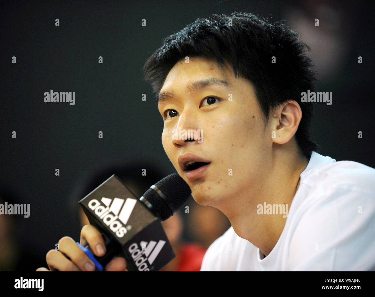 Jugador de baloncesto chino Sun Yue, habla durante la ceremonia de apertura de la esfera de competencia de Shenyang la Liga de Verano de Baloncesto de Adidas en Shenya Foto de stock