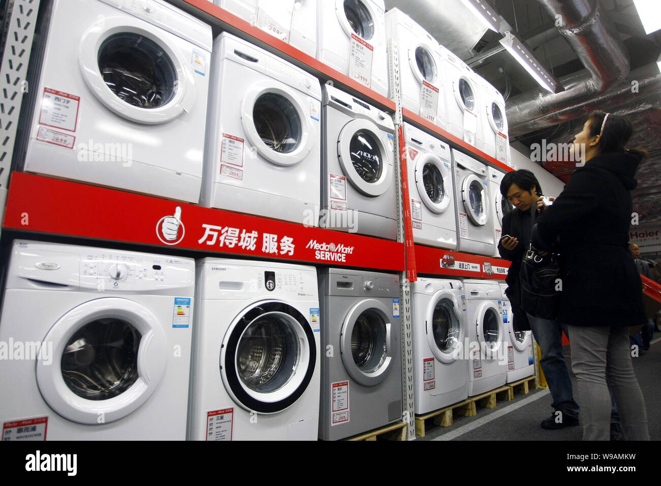 Clientes chinos para la fabricación de lavadoras de cilindro en el Media  Markt tienda en Shanghai, China, 17 de noviembre de 2010. Líder europeo de  la electrónica goo Fotografía de stock - Alamy