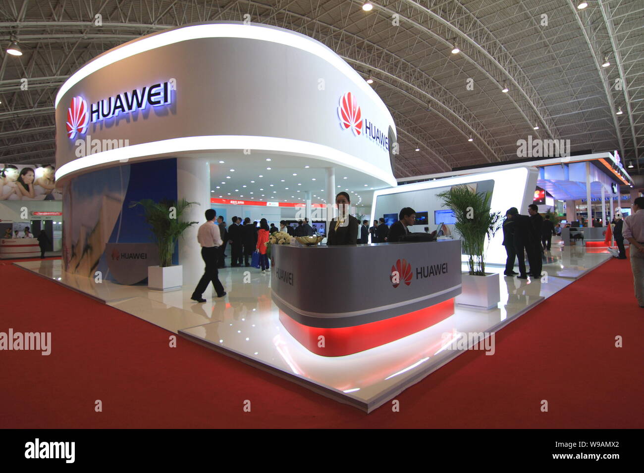 Vista del stand de Huawei Technologies durante el 2010 P&T Expo Comm China feria de telecomunicaciones en Beijing, China, 11 de octubre de 2010. No l Foto de stock