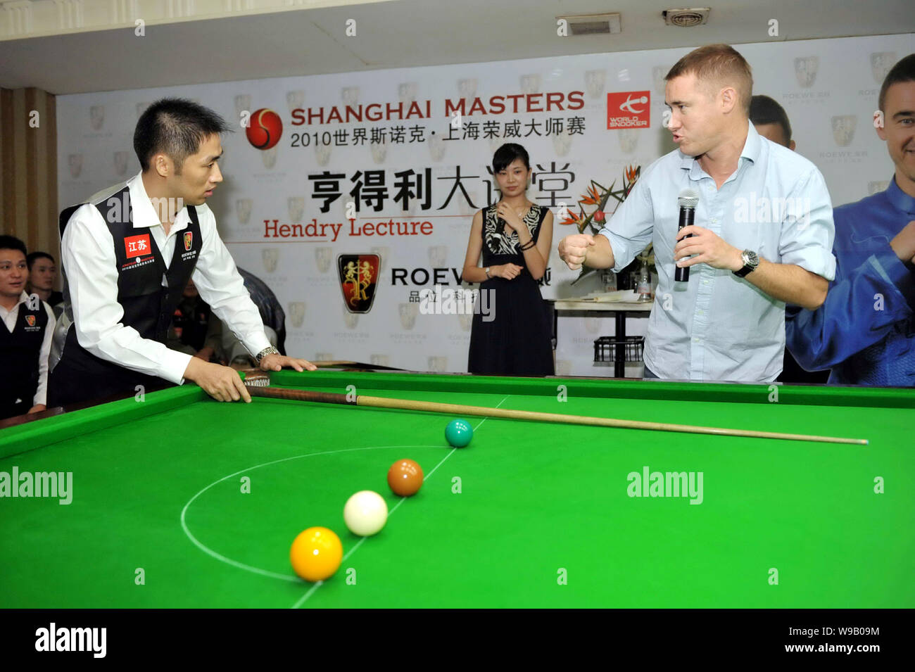 Jugador de billar profesional escocés Stephen Hendry realiza en la  ceremonia de inauguración de un salón de billar en la ciudad de Nanning, al  sur de Guangxi Zhuang Chinas Fotografía de stock 