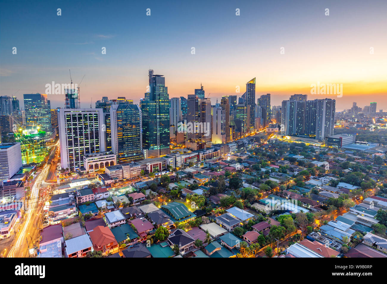 Eleveted, vista nocturna de Makati, el distrito de negocios de Metro Manila, Filipinas Foto de stock