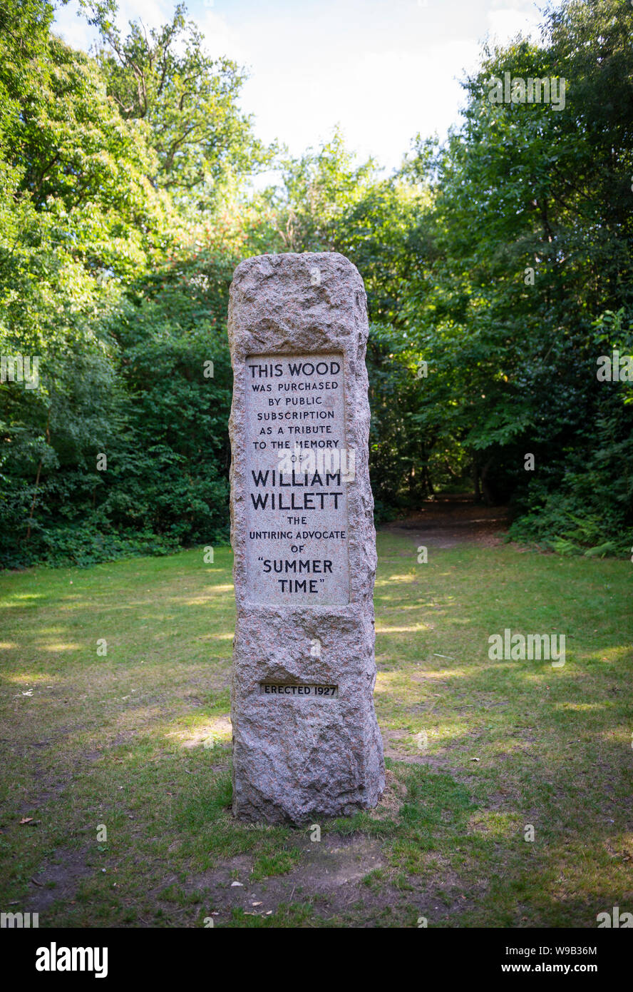 El protagonista del cambio de horario de verano William Willett memorial sundial en madera Petts, Kent, UK Foto de stock