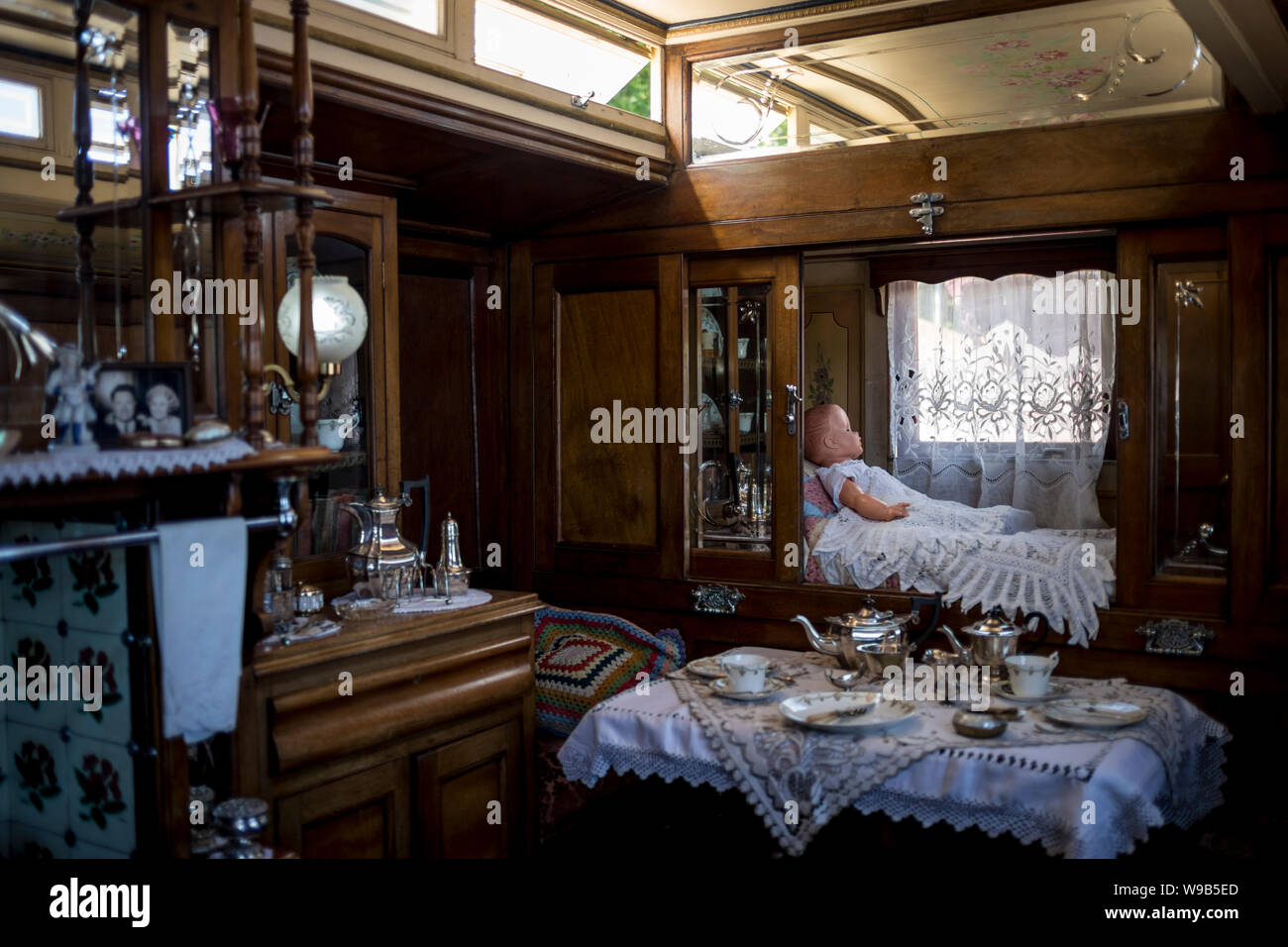 Escena dentro de una vieja Gypsy Caravan en Hollycombe Steam Museum en Hampshire, Inglaterra. Foto de stock