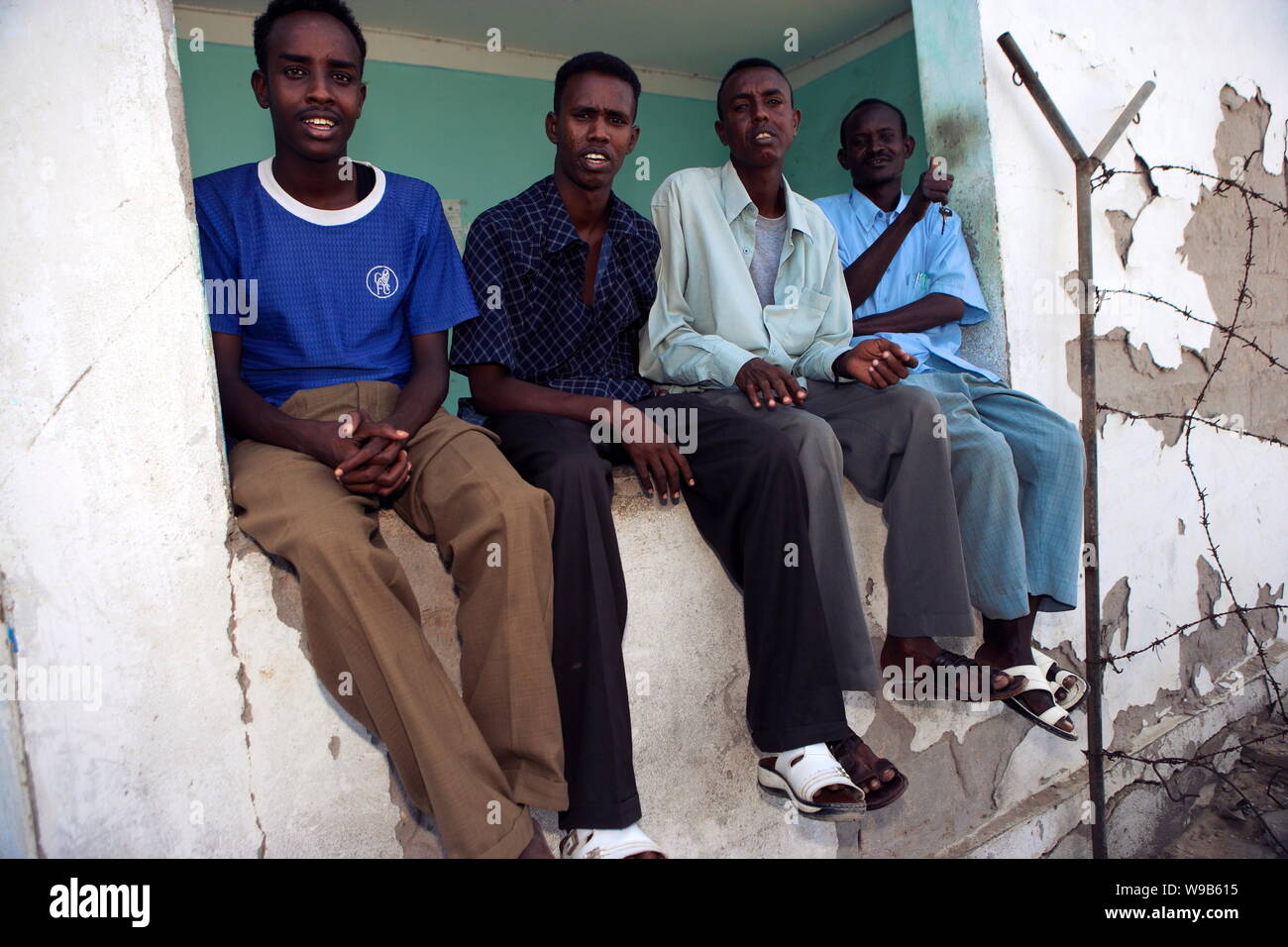 Desempleados Hombres somalíes posar para fotos en el puerto de Bosaso (Boosaaso), Somalia, 20 de enero de 2009. Dos jóvenes periodistas chinos fueron enviados a Somalia Foto de stock