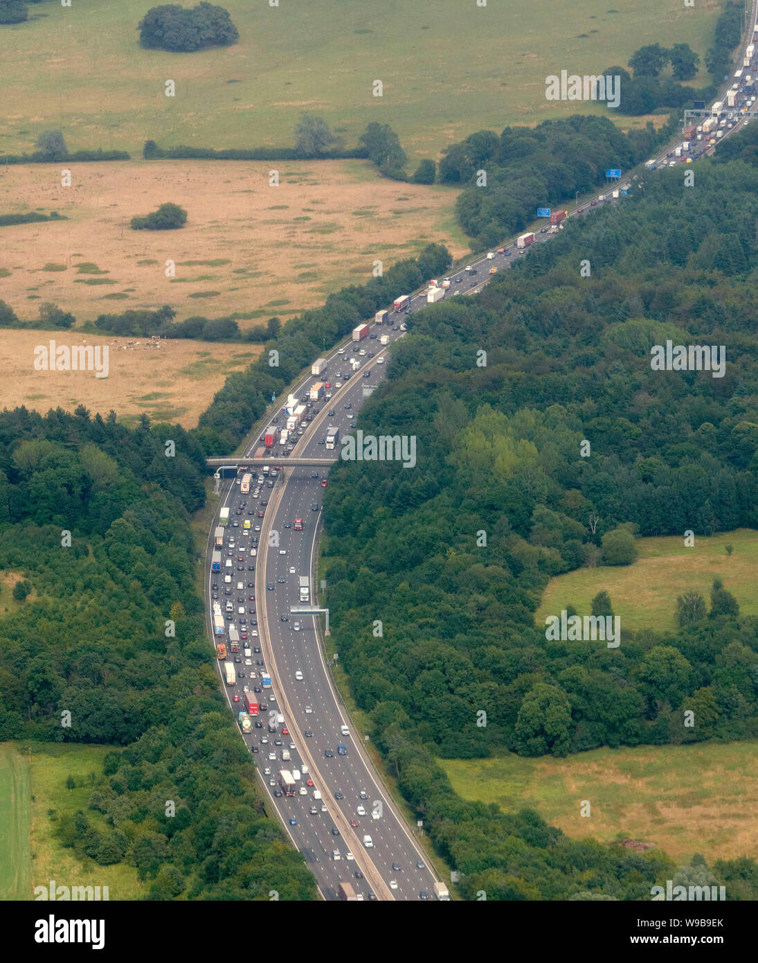 Una vista aérea del tráfico pesado en la M25, Essex, Sureste de Inglaterra, Reino Unido. Foto de stock