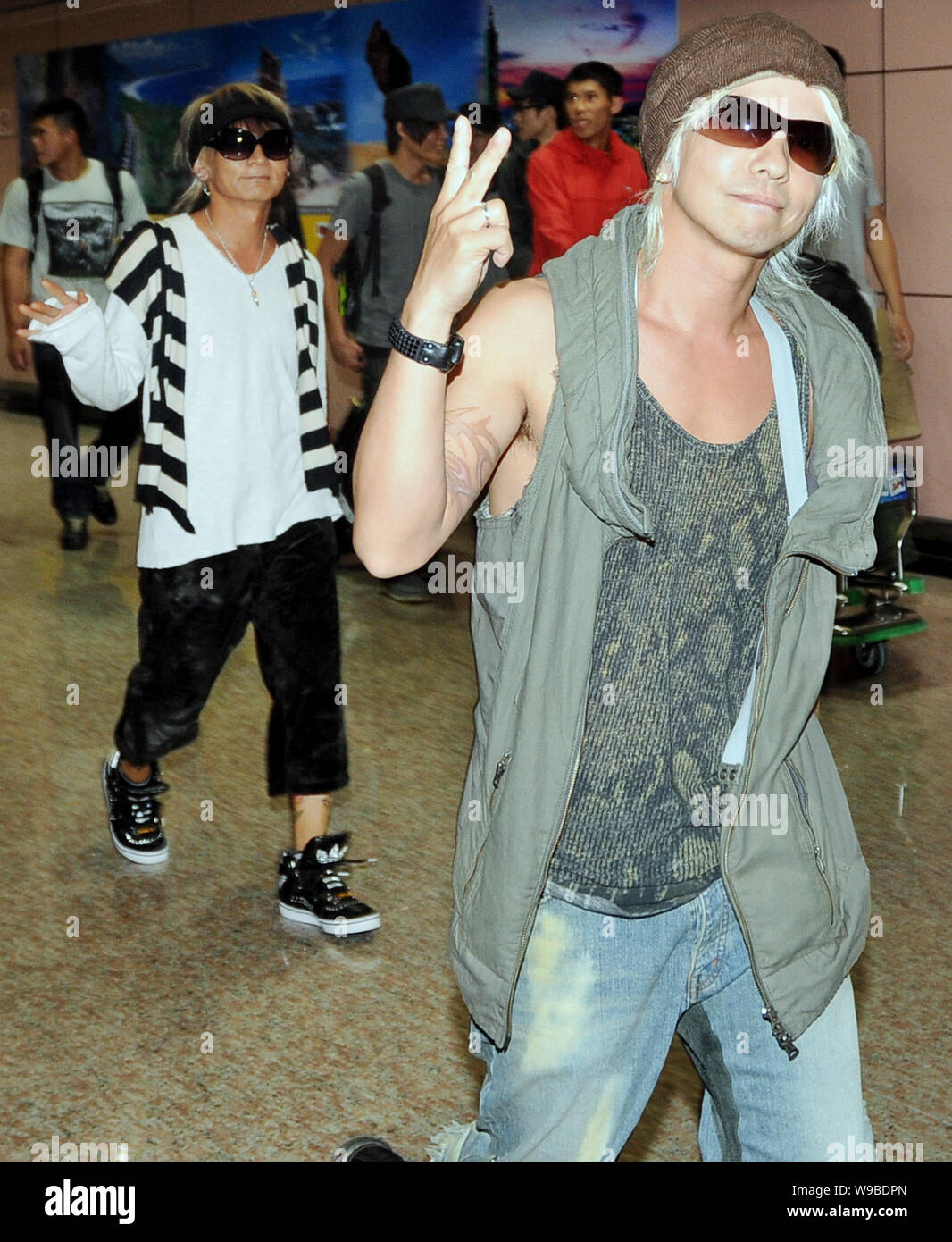 Hyde Y K A Z Delante De La Banda De Rock Japones Vamps Llegan Al Aeropuerto Internacional Taoyuan De Taipei En Taipei Taiwan 25 De Septiembre De 10 Hyde Y Fotografia De Stock Alamy
