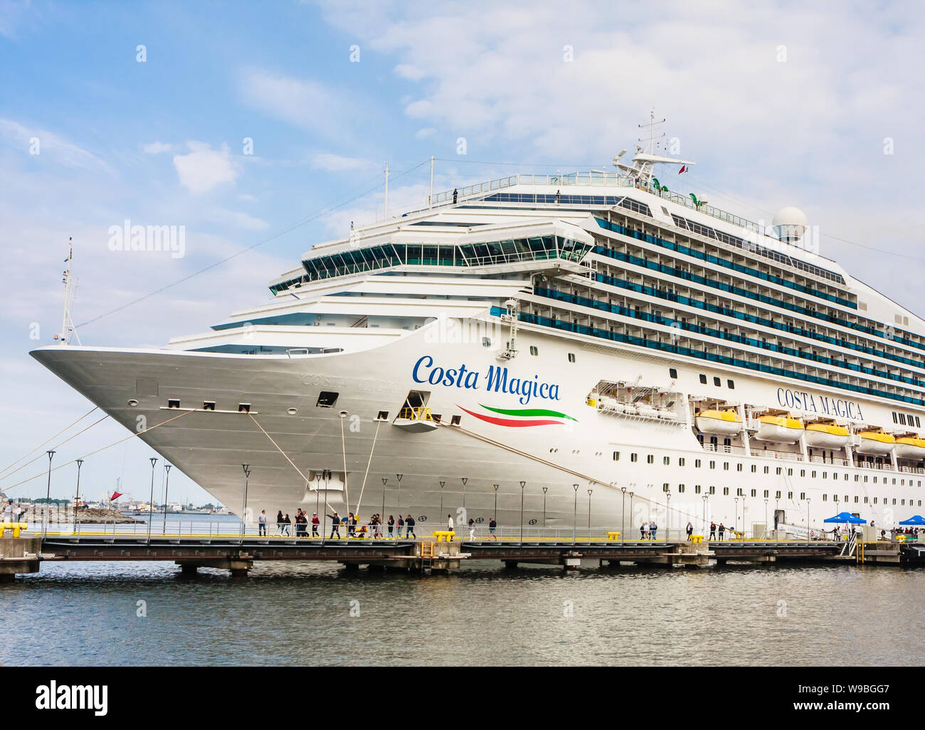 Close-up de lujo crucero Costa Magica, El nombre del barco está escrito  sobre la banda de estribor, puerto de Tallin. Estonia Fotografía de stock -  Alamy