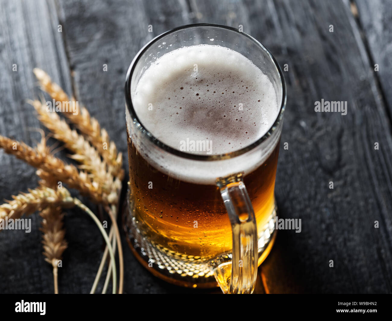 Jarra de cerveza con cerveza light sobre fondo oscuro Foto de stock