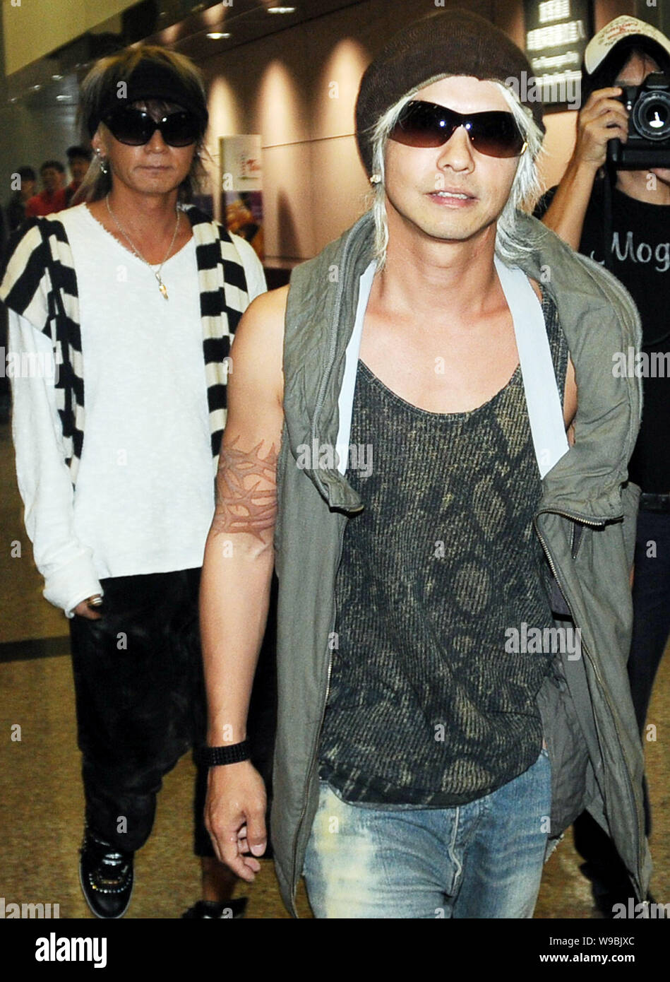 Hyde Y K A Z Delante De La Banda De Rock Japones Vamps Llegan Al Aeropuerto Internacional Taoyuan De Taipei En Taipei Taiwan 25 De Septiembre De 10 Hyde Y Fotografia De Stock Alamy