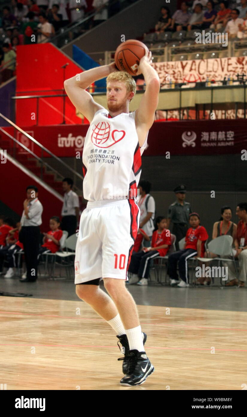 Chase Budinger NBA el jugador de baloncesto de los Houston Rockets se  calienta antes de un partido entre el baloncesto el equipo de baloncesto  nacional de China y la U Fotografía de