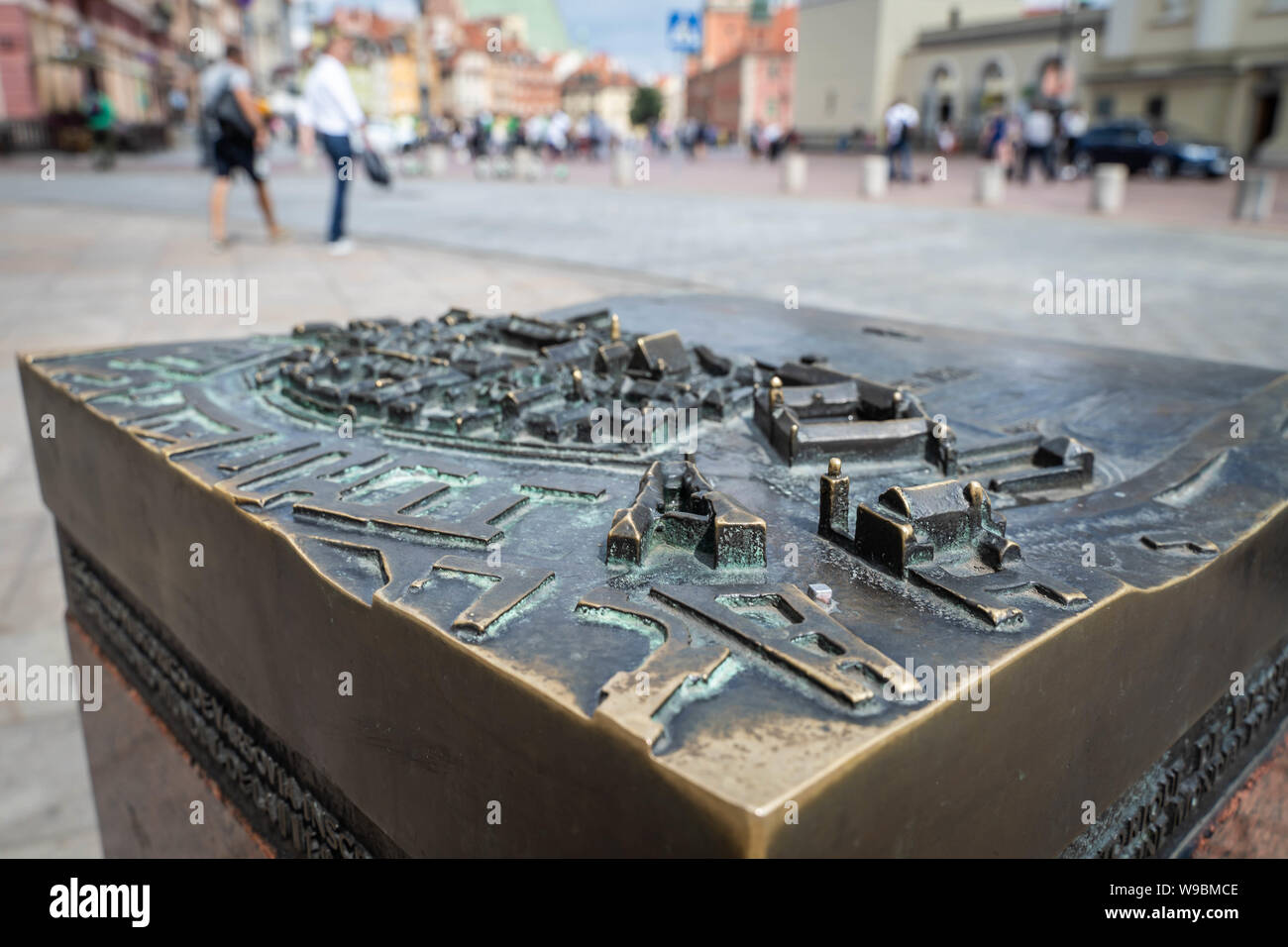 Varsovia, Polonia - Agosto 2019: mapa táctiles a escala de la ciudad antigua de Varsovia para personas con deficiencias visuales. Fondo difuminado. Foto de stock