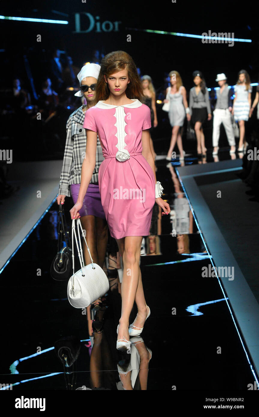 Desfile de modelos de las creaciones de John Galliano en Dior Cruise 2010  FASHION SHOW en Shangai, China, 15 de mayo de 2010 Fotografía de stock -  Alamy